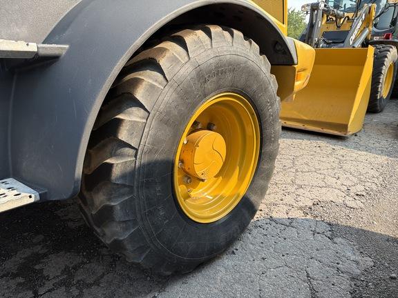 324 P FOUR WHL DRIVE LOADER -Cab w/ AC; 405/70R20 Tires