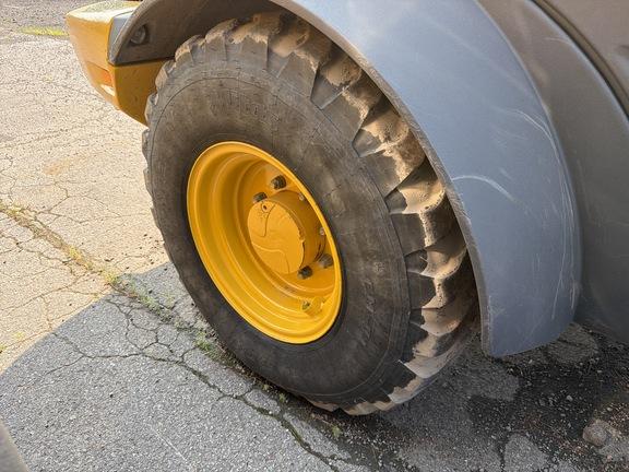 324 P FOUR WHL DRIVE LOADER - Cab w/ AC; 405/70R20 Tires