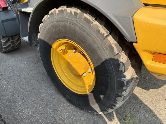 324 P FOUR WHL DRIVE LOADER - Cab w/ AC; 405/70R20 Tires