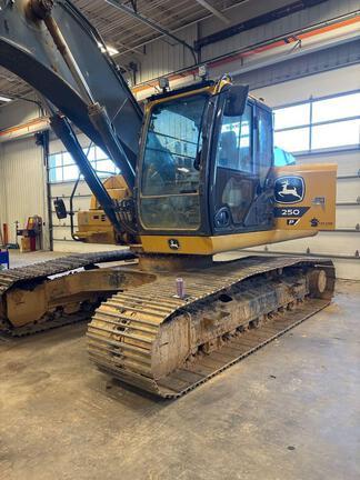250 P TIER EXCAVATOR GEN A - Cab w/ AC; Long Arm; 800 mm (32 in.) Pads; Coupler; Options: Camera