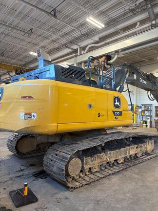 250 P TIER EXCAVATOR GEN A - Cab w/ AC; Long Arm; 800 mm (32 in.) Pads; Coupler; Options: Camera