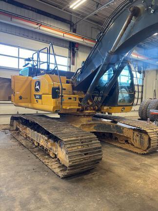 250 P TIER EXCAVATOR GEN A - Cab w/ AC; Long Arm; 800 mm (32 in.) Pads; Coupler; Options: Camera