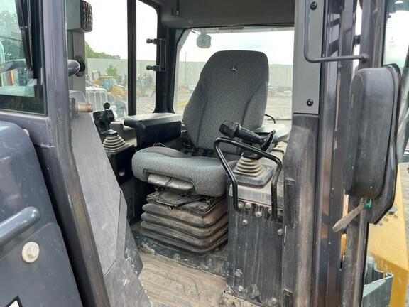 750L CRAWLER DOZER - Cab w/ AC; Low Ground Pressure; 34" Pads; Power-Angle-Tilt, 3.96 m (156 in.) Blade