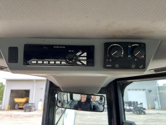 CAB A/C-LGP-34" PADS-161' BLD-SL CTRL-3S - Cab w/ AC; Low Ground Pressure; 850 mm (34 in.) Pads; Power-Angle-Tilt, 4.09 m (161 in.) Blade; Retrieval Hitch; Options: Camera, Counterweights, Rock Guards