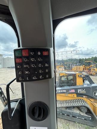 CAB A/C-LGP-34" PADS-161' BLD-SL CTRL-3S - Cab w/ AC; Low Ground Pressure; 850 mm (34 in.) Pads; Power-Angle-Tilt, 4.09 m (161 in.) Blade; Retrieval Hitch; Options: Camera, Counterweights, Rock Guards