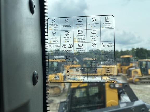 CAB A/C-LGP-34" PADS-161' BLD-SL CTRL-3S - Cab w/ AC; Low Ground Pressure; 850 mm (34 in.) Pads; Power-Angle-Tilt, 4.09 m (161 in.) Blade; Retrieval Hitch; Options: Camera, Counterweights, Rock Guards