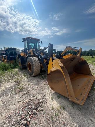 624 P-TIER 4WD LOADER W/ 60" FORKS - Cab w/ AC, Joystick Controls; 20.5 Tires; General Purpose Bkt; Options: Rear Camera