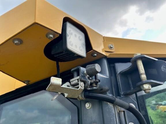 2019 John Deere 1050K, Cab w/ AC; 24" Pads; Semi-U Blade, 3.96 m (156 in.) Blade; Ripper