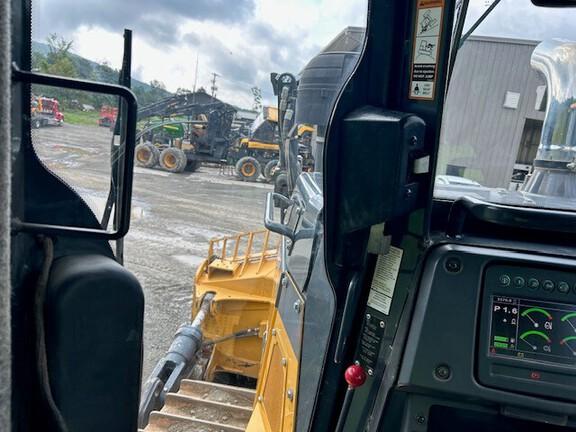 2019 John Deere 1050K, Cab w/ AC; 24" Pads; Semi-U Blade, 3.96 m (156 in.) Blade; Ripper