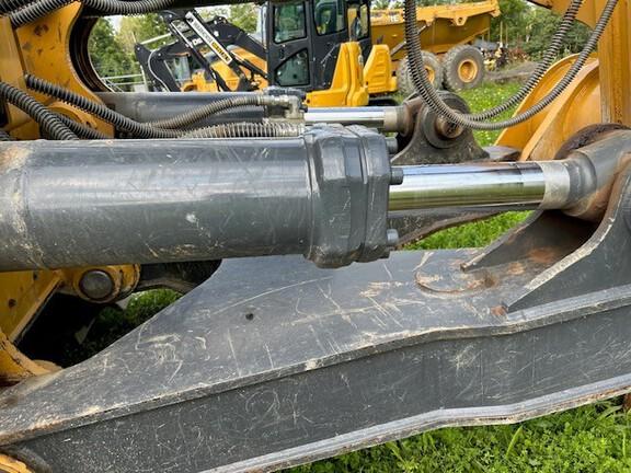 2019 John Deere 1050K, Cab w/ AC; 24" Pads; Semi-U Blade, 3.96 m (156 in.) Blade; Ripper