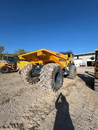 2022 C815S COMPACT ART 4X4 WHEEL REAR-TIP DUMPER - Cab w/ AC; 4X4; Options: Rear Camera