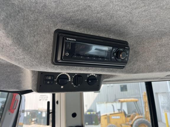 VOLVO L90H 4WD LOADER - Cab w/ AC, EH Joystick Controls; Aux Hydraulics, Quick Coupler; Ride Control, Dual Diff Locks; 20.5 Tires; General Purpose Bkt