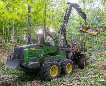 1110G Forwarder moving timber